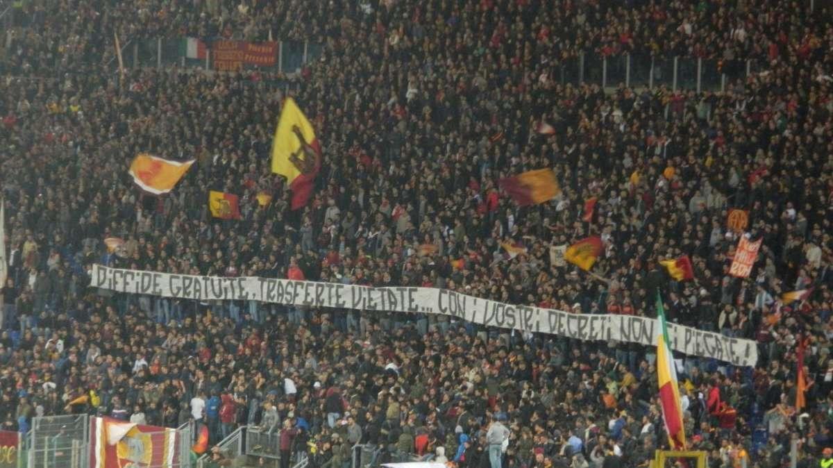Striscione in Sud: "Coi vostri decreti non ci piegate". FOTO!