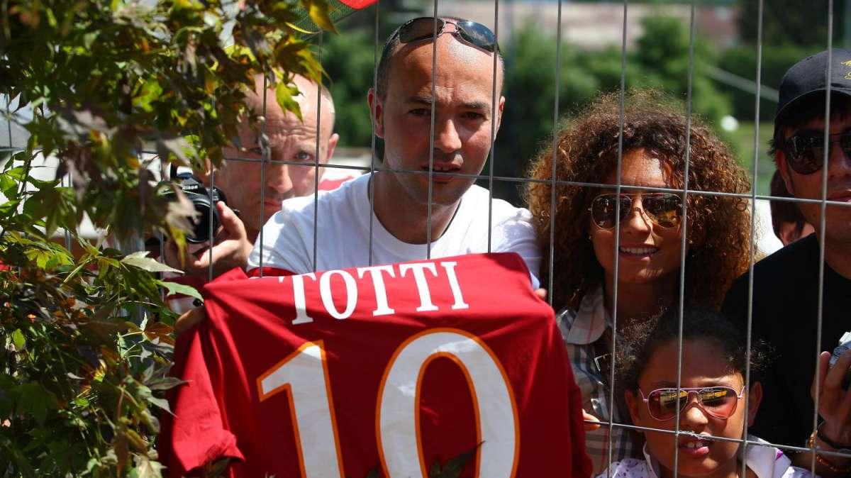 Ovazione per Totti, il Capitano si ferma a firmare gli autografi