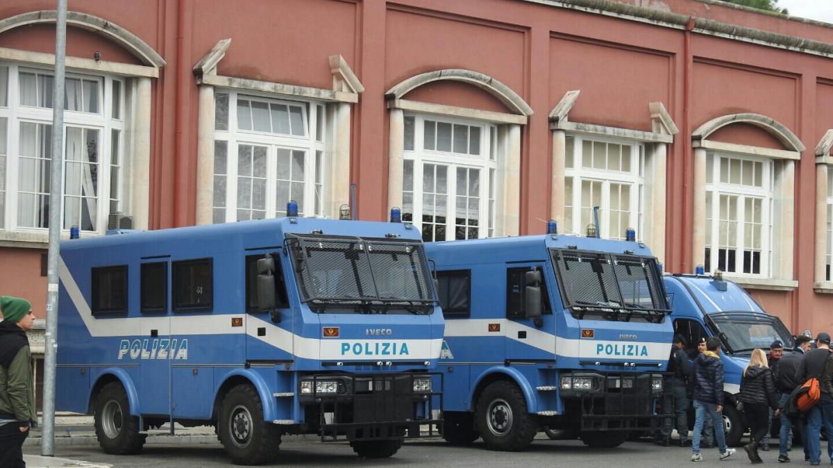 Scontri prima del derby - Tredici agenti feriti, tensioni nel quartiere Flaminio