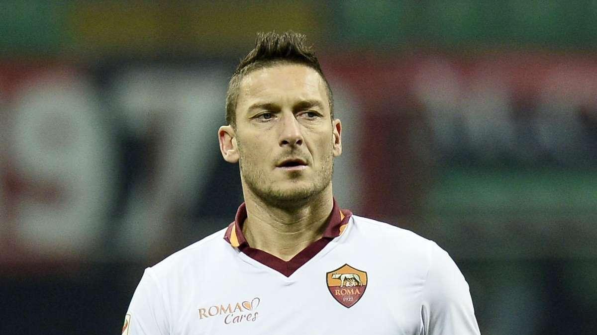 Totti dona la sua maglia al Rashid Paediatric Theraphy Centre di Dubai