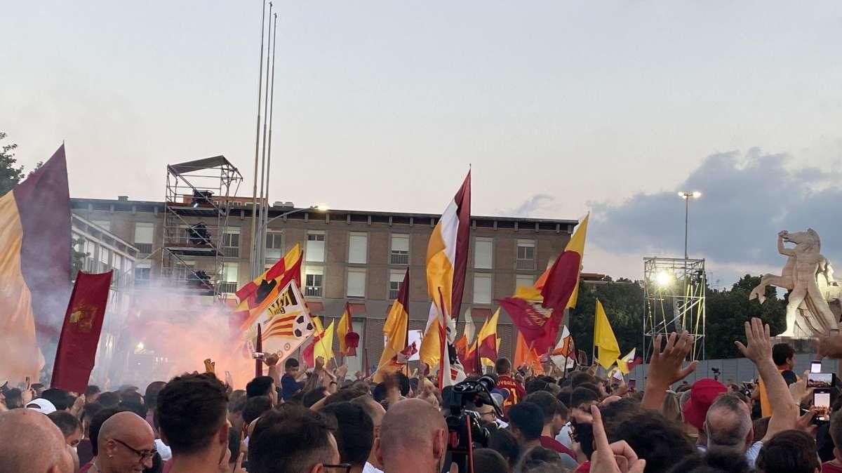 VG - Oltre 10 mila i presenti all'evento di presentazione di Paulo Dybala