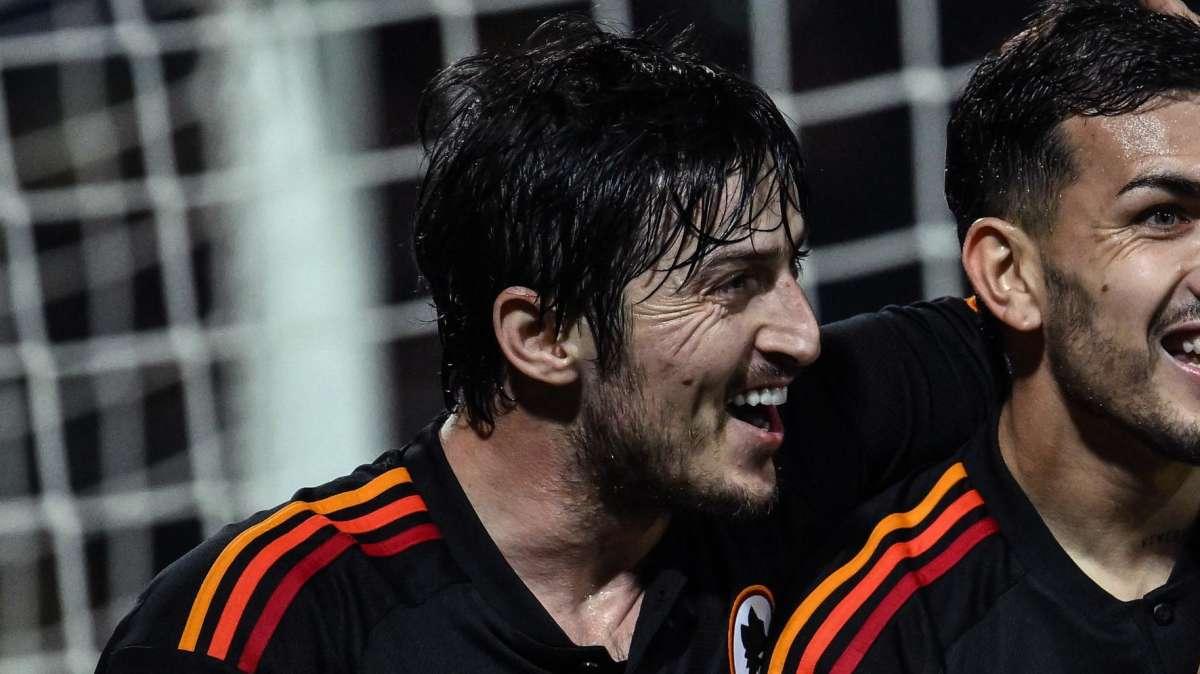 Azmoun si congratula con il Bayer Leverkusen per la conquista della Bundesliga