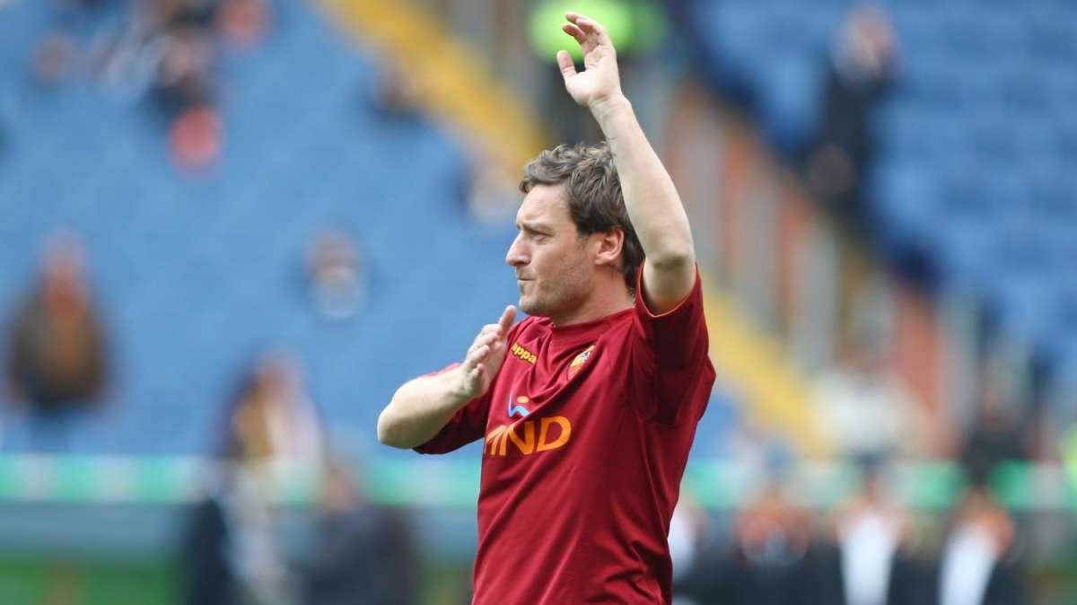 Roma-Cagliari, tutto lo stadio in piedi per il Capitano VIDEO!