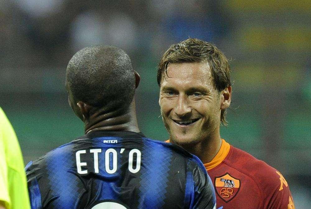 Totti, scappellotto affettuoso all'interista Sneijder 