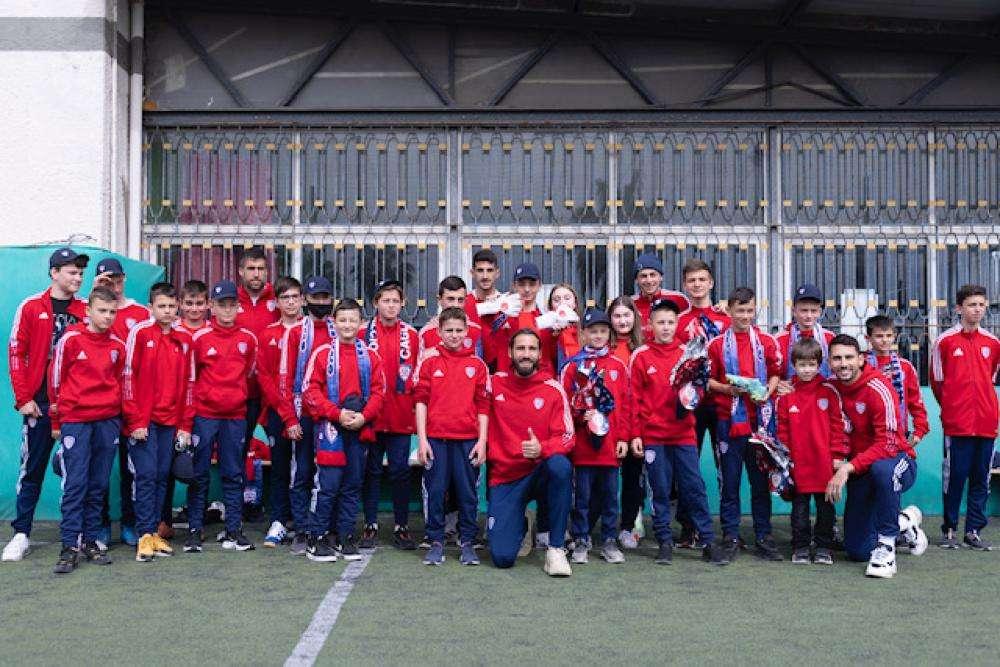 Ucraina, dal Cagliari uova di Pasqua ai giovani calciatori
