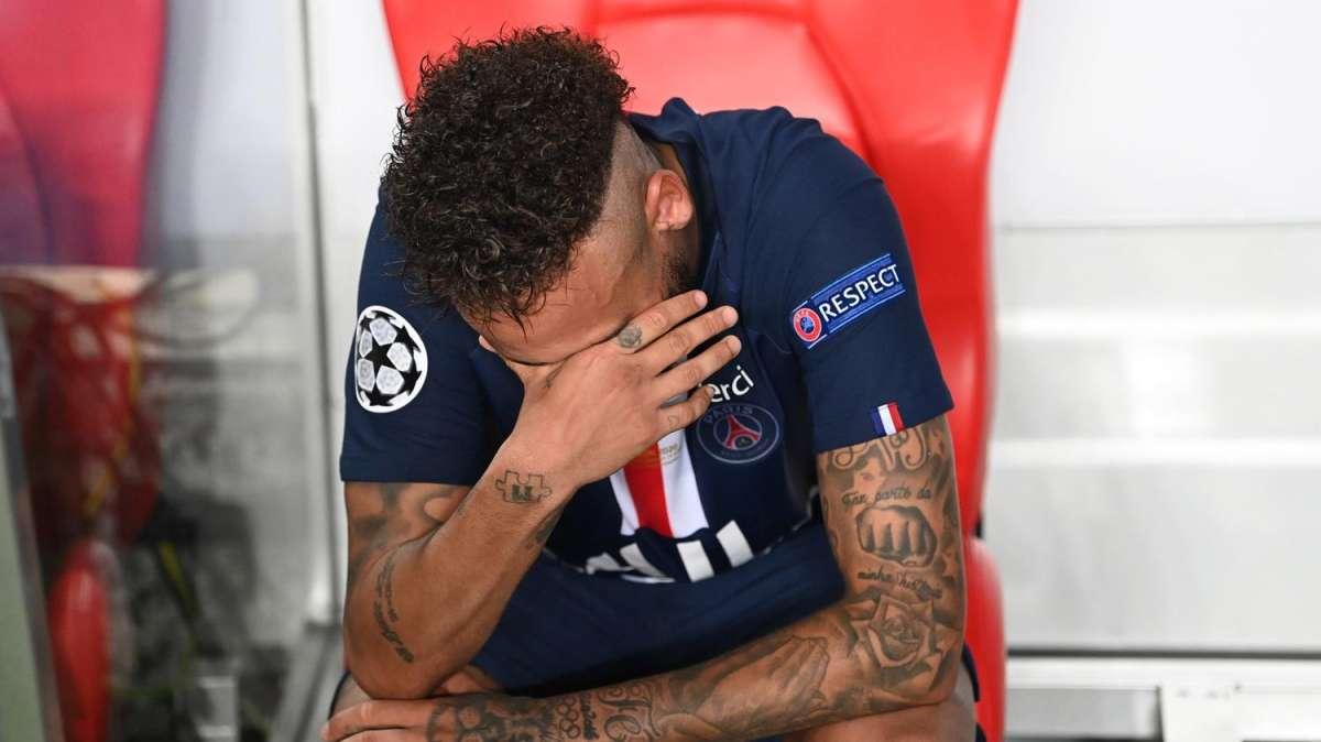 Brutto infortunio per Neymar, movimento innaturale della caviglia: il brasiliano fuori in barella