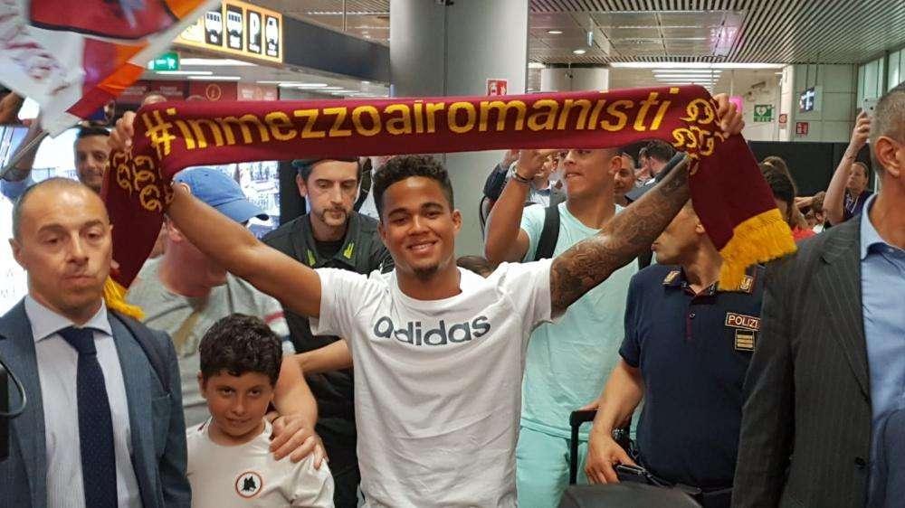 L'arrivo in aeroporto di Kluivert. FOTO! VIDEO!