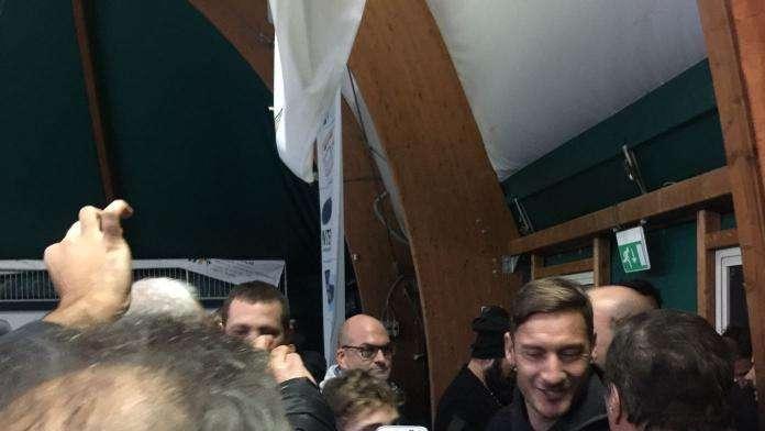 Evento Curva Sud - Totti: "Vogliamo che tornino i tifosi allo stadio". De Rossi: "Si è perso lo spirito di personaggi come De Vivo". Florenzi: "Siamo tutti fratelli". FOTO! VIDEO!