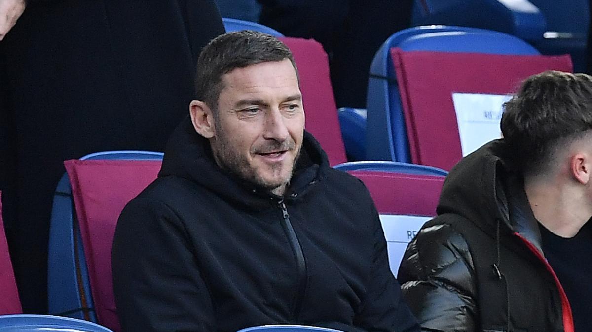Roma-Slovan Bratislava, Totti all’Olimpico: colloquio con Dybala nel prepartita