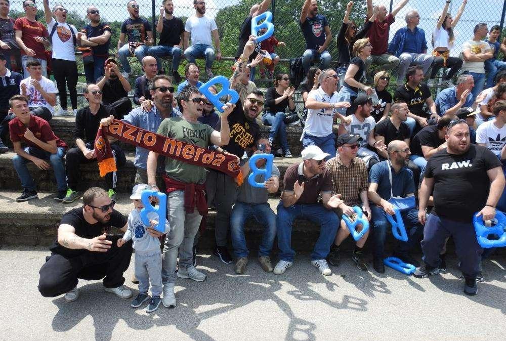 La Lazio retrocessa in Primavera 2, lo sfottò dei tifosi a Trigoria. FOTO!
