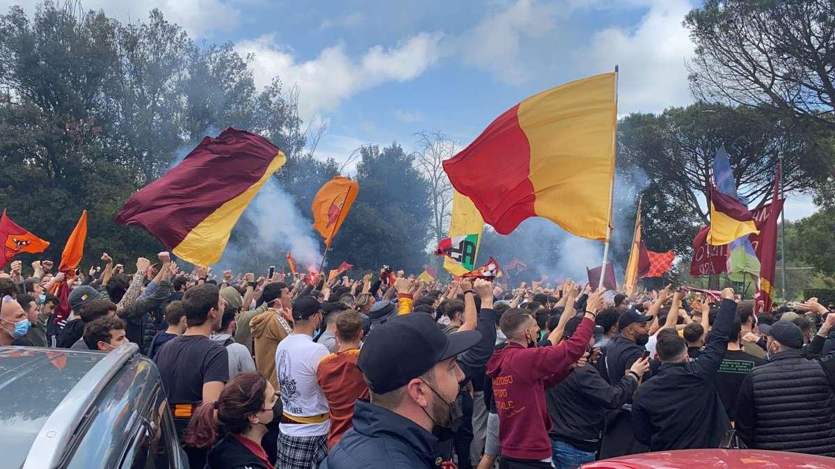 Tifosi a Trigoria: chiesto ai giocatori massimo impegno per il finale di stagione