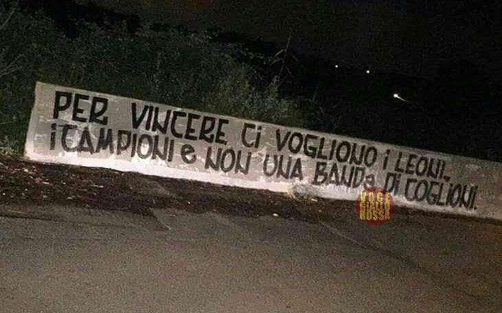 Striscione a Trigoria: "Per vincere ci vogliono i leoni, i campioni e non una banda di co****ni". FOTO!