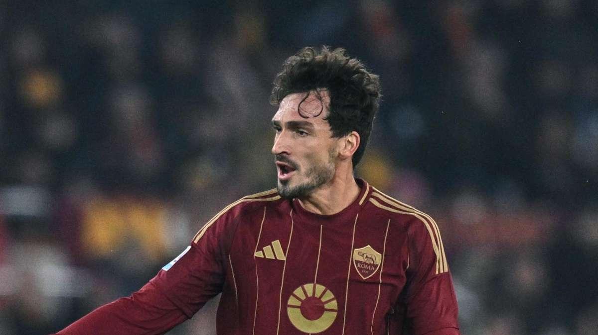 Roma-Cagliari, Hummels si congratula con Svilar: "Bravo"