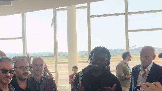 Calciomercato Roma - Koné atterrato a Roma. Presenti alcuni tifosi. VIDEO!
