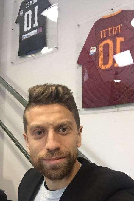 Atalanta, per Gomez un selfie con la maglia di Totti. FOTO!