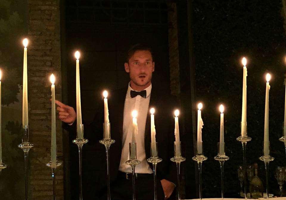 Totti festeggia i suoi 40 anni, presente gran parte della squadra e Luciano Spalletti: "Ha creato una strada nuova per chiunque fa sport". FOTO! VIDEO!