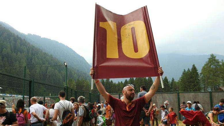 Striscione dedicato a Totti nel ritiro di Pinzolo. FOTO!