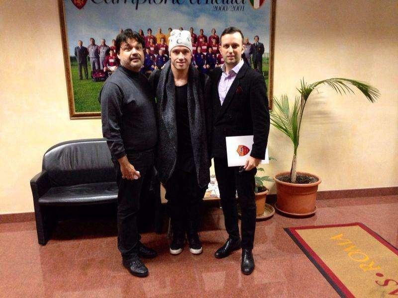 Radja Nainggolan ha firmato il contratto con la Roma: "Inizia un nuovo cammino". FOTO! VIDEO!