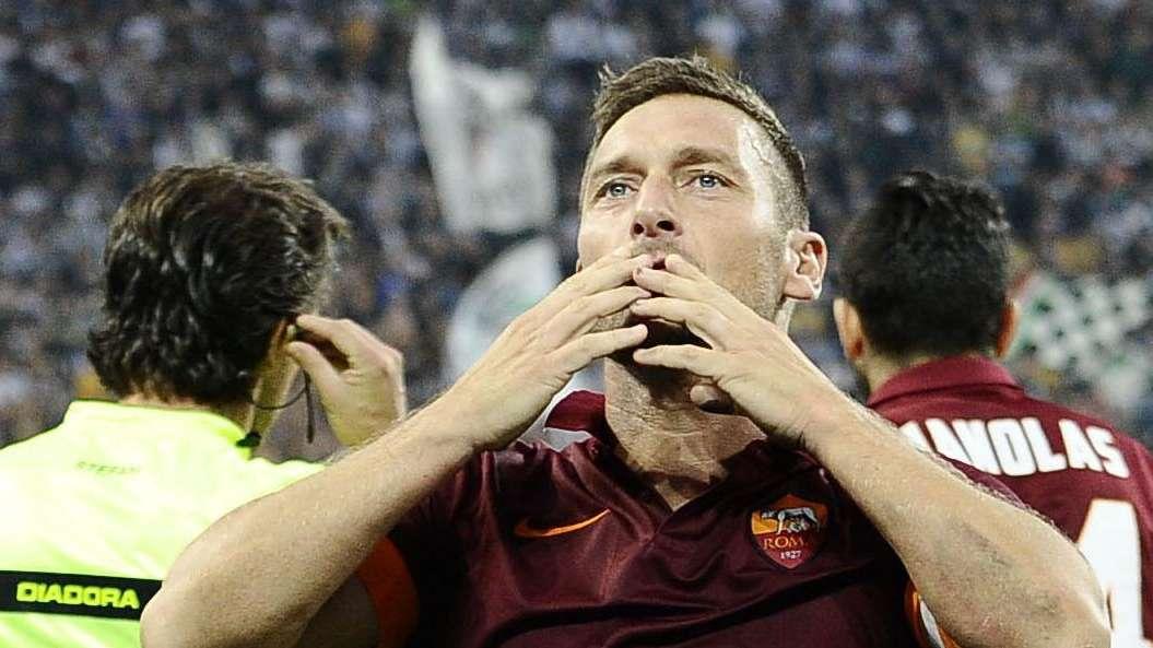 Totti: "Correre insieme alla squadra sotto la Curva? È come se tutti i tifosi mi abbracciassero"