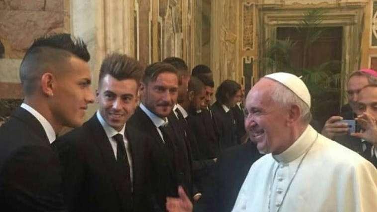 La Roma in Udienza dal Papa - Paredes: "Momento indimenticabile", Fazio: "Incredibile essere in Vaticano". All'asta la maglia firmata dal Pontefice