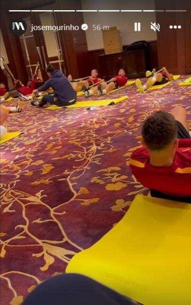 TOKYO - Attivazione muscolare in albergo per i calciatori. Mourinho improvvisa un calcio-tennis