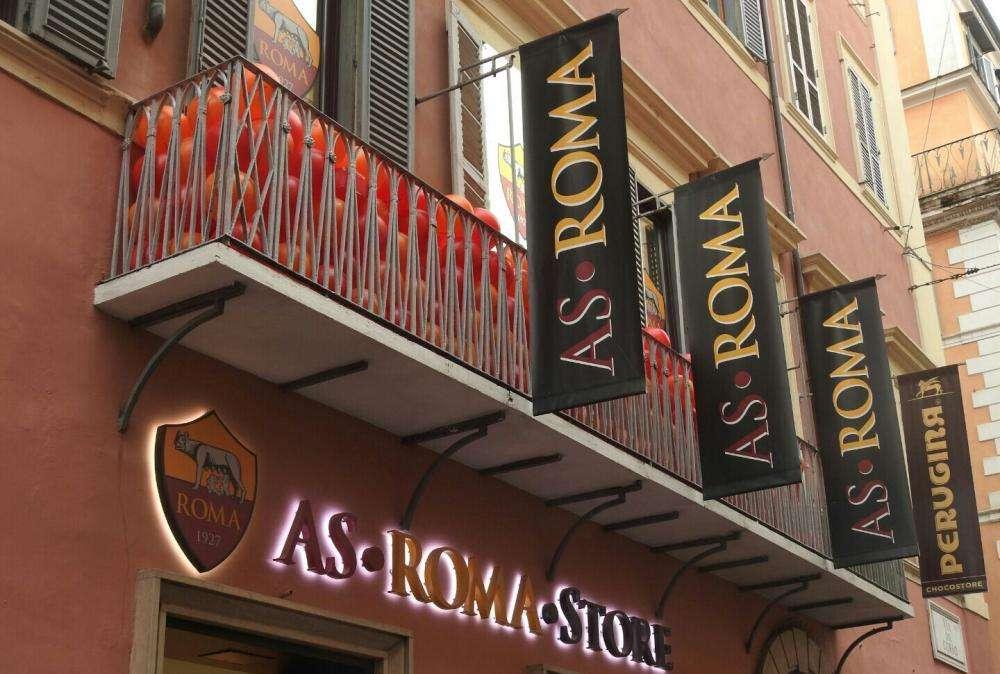 Tifosi in fila per il biglietto di Chelsea-Roma 