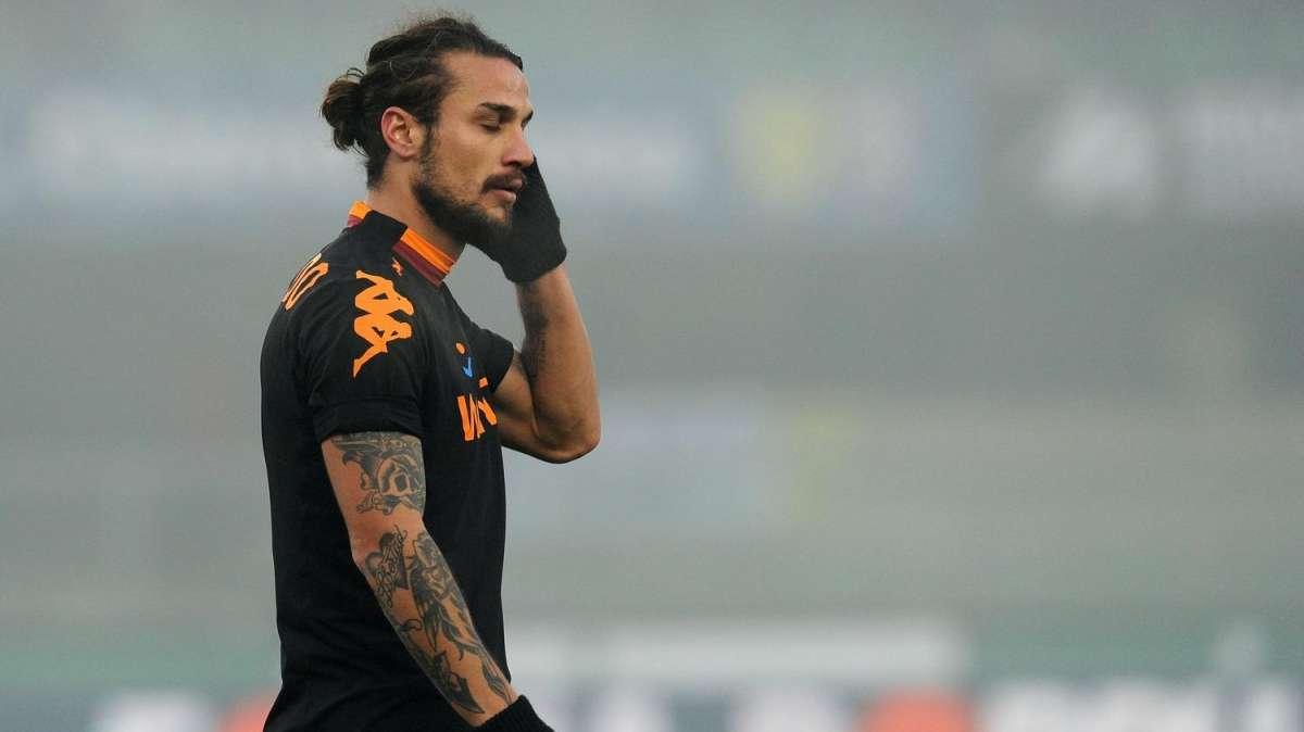 Osvaldo a colloquio con i dirigenti al termine dell'allenamento