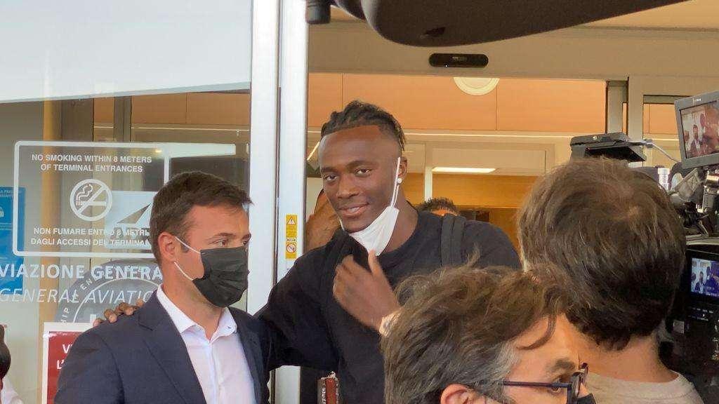 CIAMPINO - Abraham è atterrato. Per lui tampone, visite e firma sul contratto. FOTO! VIDEO!