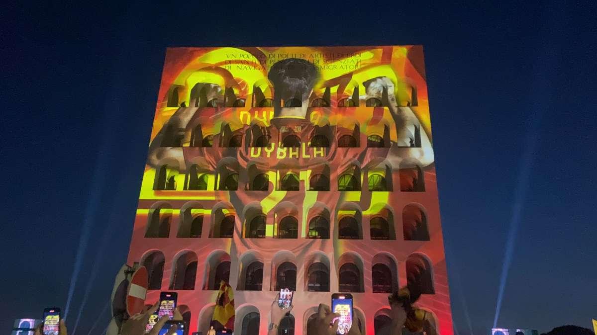 Il Colosseo quadrato illuminato di giallorosso - La photogallery