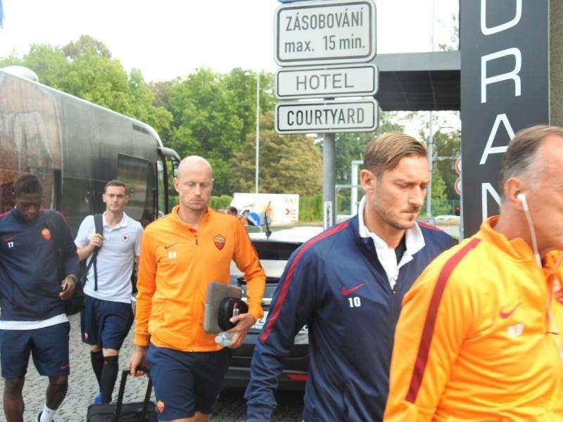 PLZEÑ - La squadra è arrivata in hotel, presenti Zecca, Massara e Tempestilli. FOTO! VIDEO!