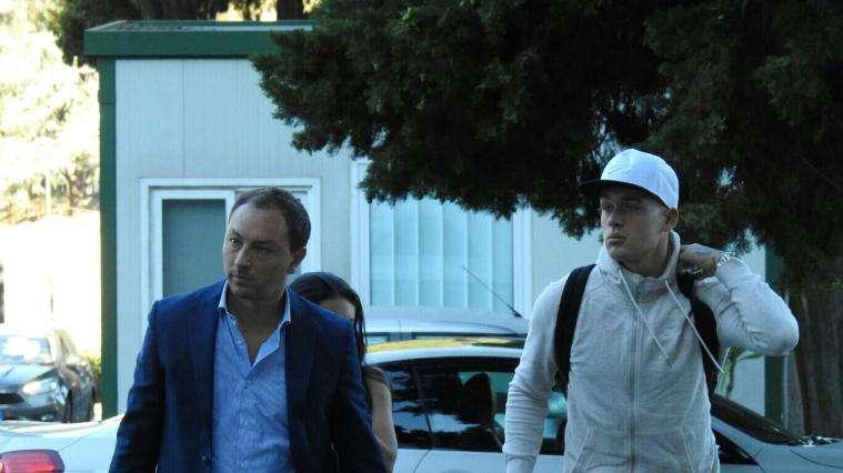 BOLLETTINO MEDICO: "Modesta lesione al corno posteriore del menisco". Prognosi di 4 settimane. Karsdorp: "A presto". FOTO!