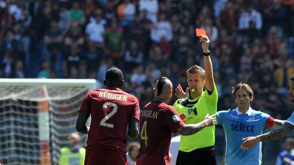 L'arbitro - Con Orsato la maglia SPQR e il selfie di Totti sotto la Curva Sud, ma mai una vittoria nel derby per la Roma. Lazio, la carica dei 101 cartellini gialli