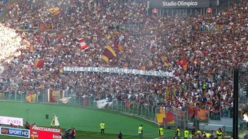 Striscione in Sud: "Secondo posto, per noi minimo sindacale... per voi trionfo mondiale". FOTO!