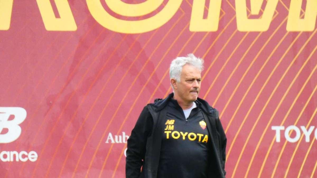 Bayer Leverkusen-Roma - L'attesa dei tifosi: "Sento troppe fanfare, non è stato fatto ancora nulla. Mourinho commovente per la dedica ai tifosi"