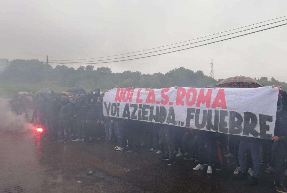 Protesta a Trigoria contro la dirigenza: "AS Azienda, oggi chiariamo questa faccenda!". De Rossi, Ranieri e Massara si confrontano con i tifosi. FOTO!