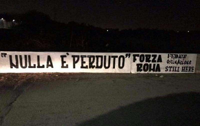 Striscione a Trigoria: "Nulla è perduto". FOTO!