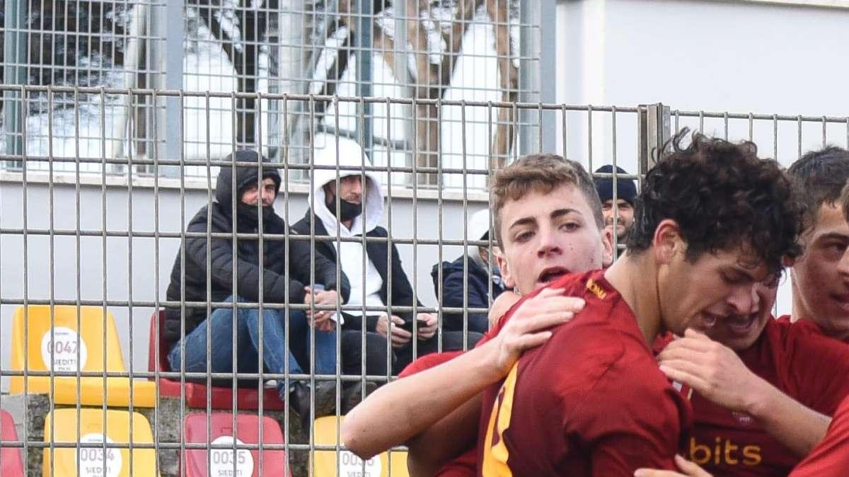 VG - Totti assiste alla vittoria dell'Under 17 contro il Frosinone
