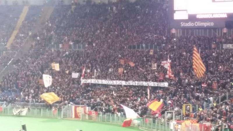 Striscione in Curva Sud: "Garcia non si tocca. A chi non sta bene calci in bocca!". FOTO!