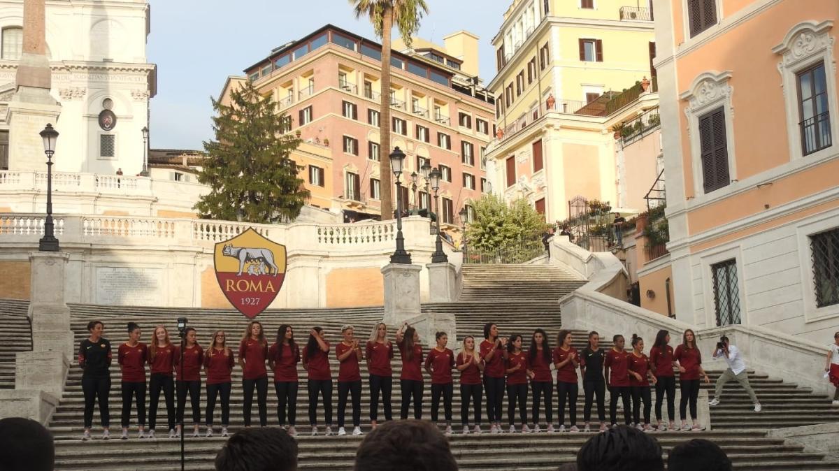 Accadde oggi - Presentata la squadra femminile. Ag. Schick: "Ha scelto la Roma per giocare". De Rossi ferma la trattativa col City