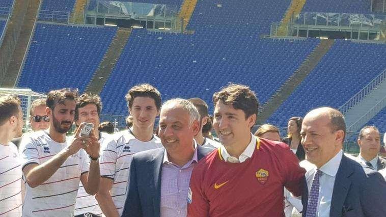 OPEN GOAL - Pallotta consegna la maglia autografata da Totti al premier canadese Trudeau: "Il suo addio una cosa unica al mondo". FOTO! VIDEO!
