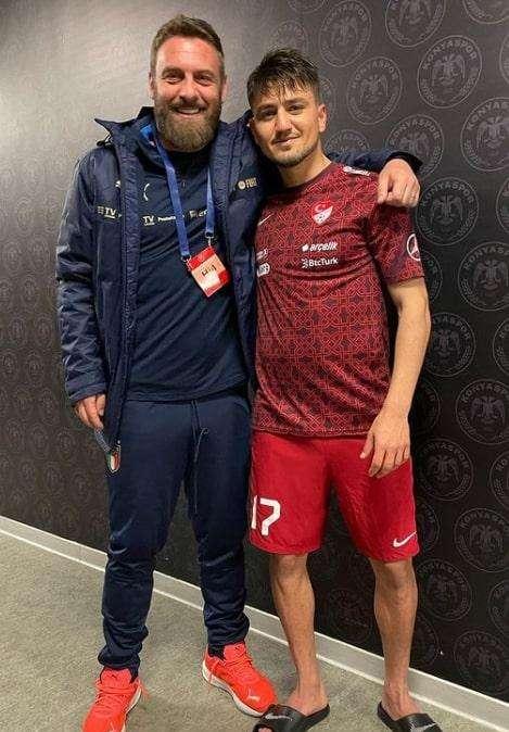Ünder posta una foto con De Rossi: "Capitano"