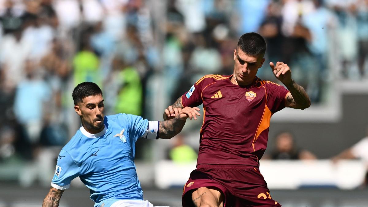 Serie A - Roma-Lazio rinviata a lunedì alle 20:45, la Lega Serie A: "Decisione incomprensibile". Sarri: "Meglio giocare lunedì, sia per noi che per chi lotta per la Champions"