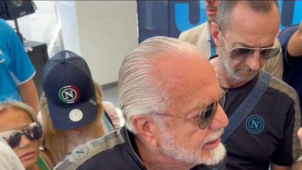 Napoli, De Laurentiis risponde a un tifoso a Dimaro: "Hermoso? Si vede che ne capisci poco"