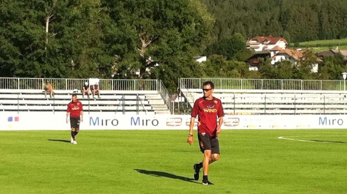 L'allenamento di oggi: pallone, esercizi atletici e partitella. Differenziato per Juan e Greco, assenti Pizarro e Perrotta. Entusiasmo fuori i cancelli di Trigoria