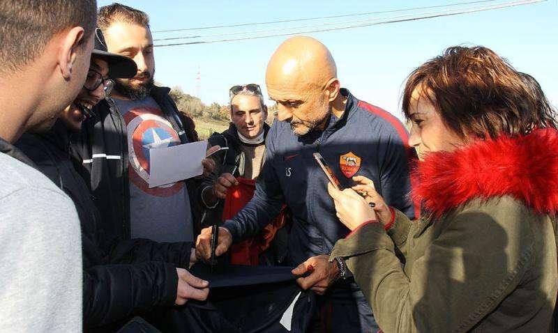 Spalletti si ferma con i tifosi fuori Trigoria. FOTO!