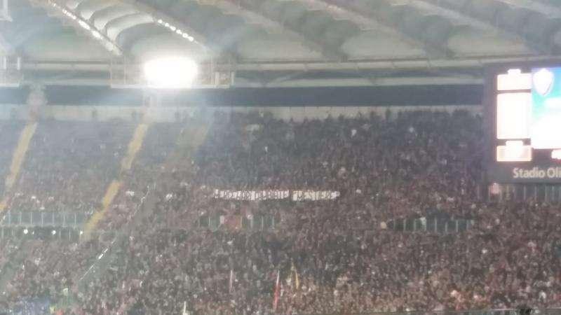 Un tifoso tenta l'invasione di campo