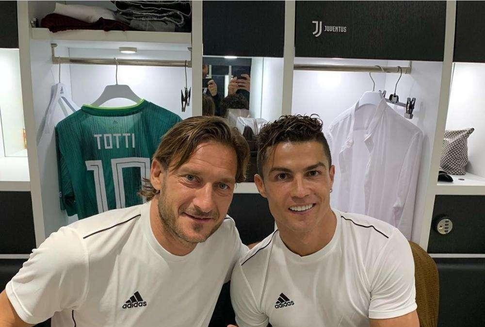 Partita del Cuore 2019, Totti posa con Cristiano Ronaldo: "Prima partita insieme". FOTO!