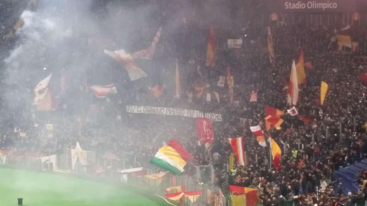 Striscione in Sud: "Più ci daranno fastidio, più lotteremo". FOTO!