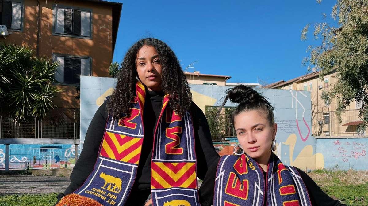  I tifosi della Roma lanciano la sciarpa della solidarietà per sostenere il calcio di strada in Colombia
