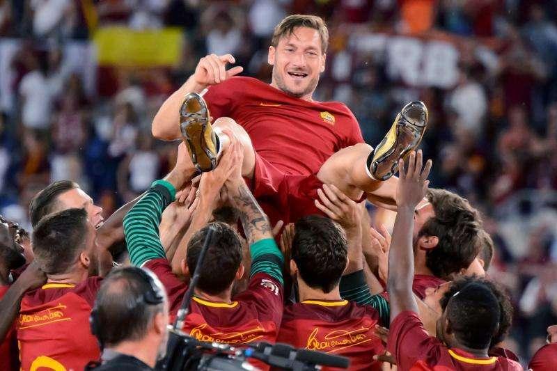 Uefa President's Award 2017 a Francesco Totti: "Un onore e un orgoglio". Ceferin: "Premio assegnato per la grande fedeltà e l'attaccamento a Roma e al calcio"
